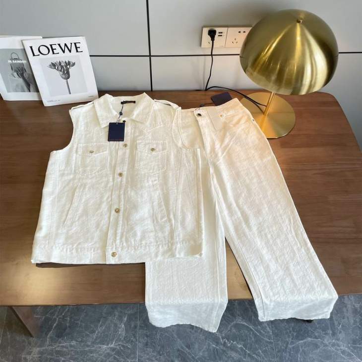 Picture of LV Shirt Pant Suits _SKULVS-XLcdtn13923752